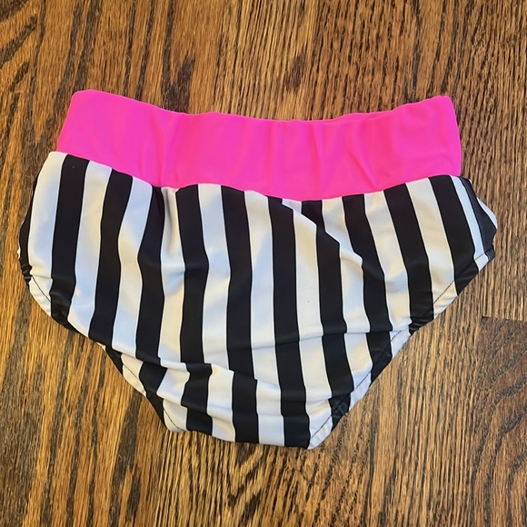 🖤🩷SERVED THE SASS BUT STILL HAS CLASS BRIEFS🩷🖤 - Picture 2 of 2